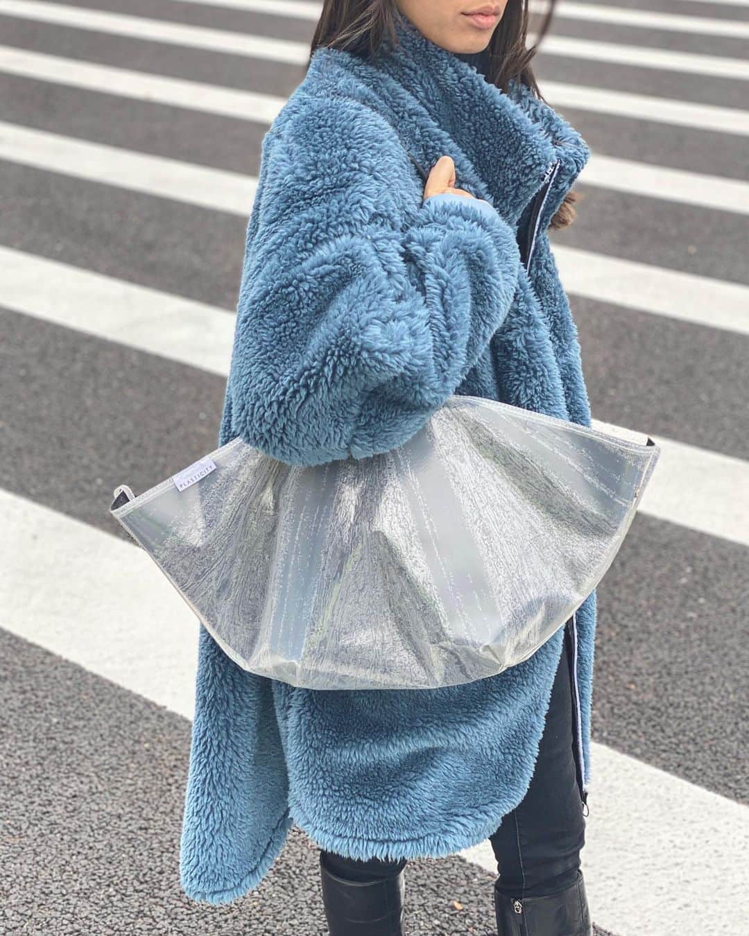 MiChiのインスタグラム：「Found an Awesome Brand 🖤♻️ Bags made from recycled umbrellas!!   1年間で約8,000万本。 これは日本で一年間で廃棄される傘の数。 ちょっと雨が降っただけですぐコンビニで新しい傘買って、無くしたり、捨てたりの繰り返し。 ずーっと思ってた、この国って傘が多すぎでしょ！って‼︎   このブランドは、環境問題にもなってるこの傘・プラスチックたちをリサイクルしてCoolな製品に生まれ変わらせてる！✨  「この環境問題が近い将来に解決されるという思いを込めて”10年後になくなるべきブランド”」を掲げている。 地球にも優しい上に、ブランディングがシンプルに素晴らしいね。 見た目のカッコよさだけじゃなくて、こういうことを本当に”カッコいい”って言うんだと思う。  日本はそもそもプラスチックの消費量がとても多い。 コンビニの袋、スーパーで売っている物のパッケージ、ペットボトル。 これって企業側の努力も必要だけど、買う側の努力もすごく必要だよね。 この１日で。この一回で。一人だけで。何も変わらないかも知れない。  けど、この積み重ねでしか環境や将来は変えられない。  まず”その１回”をみんなも見直してみてね。😌🙏 #☔️#ootd」