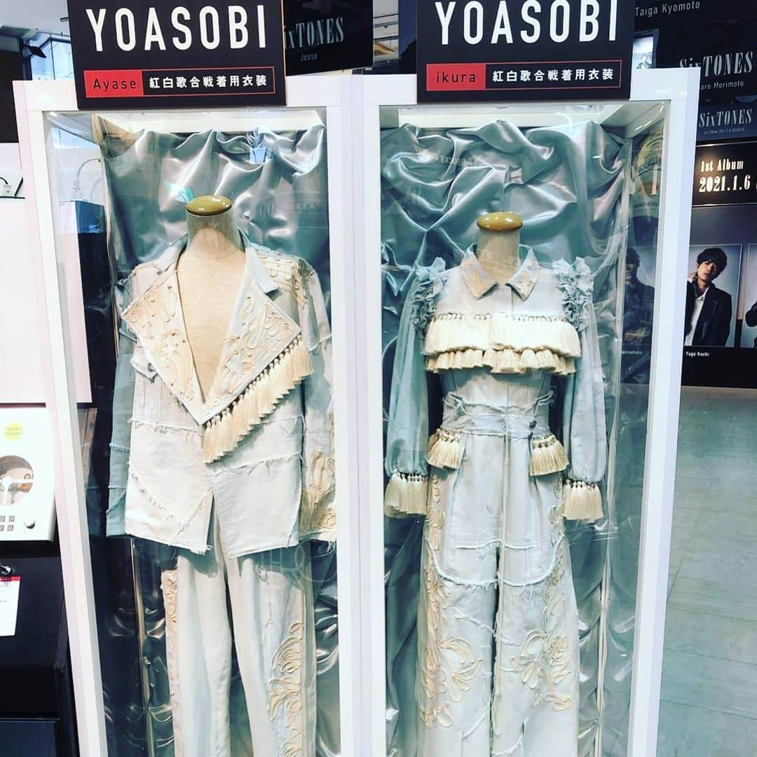 Ayaseさんのインスタグラム写真 - (AyaseInstagram)「2021.1.6 SHIBUYA TSUTAYA 紅白衣装展示」1月6日 20時34分 - ayase_0404