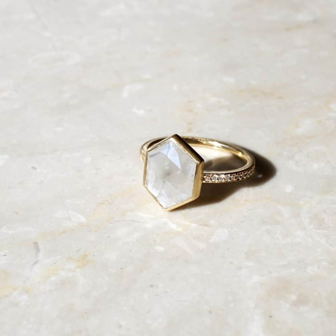 Shelby / Aki Hiroseさんのインスタグラム写真 - (Shelby / Aki HiroseInstagram)「【Gravity】  18karat Yellow Gold Diamond  ダイヤモンドを使った＜Gravity＞コレクションより。 Bridalやご結婚記念日、そして特別なご褒美に💍  Limited Shop以外にも中目黒のatelier officeにて予約制ではございますがご覧いただけます。ぜひお気軽にご連絡ください。（ご予約先 info@shelby8.com） ご遠方の方にはonline shopでご覧いただけるよう充実させてまいります。 本年もよろしくお願い致します。  【Online Shop】ーーーーーーーーーーーーー www.shelby8.com Brand Profile Page からも Linkできます。 ーーーーーーーーーーーーーーーーーーーーーー 【Contact Us 】info@shelby8.com ーーーーーーーーーーーーーーーーーーーーーー」1月6日 20時36分 - shelby.aki