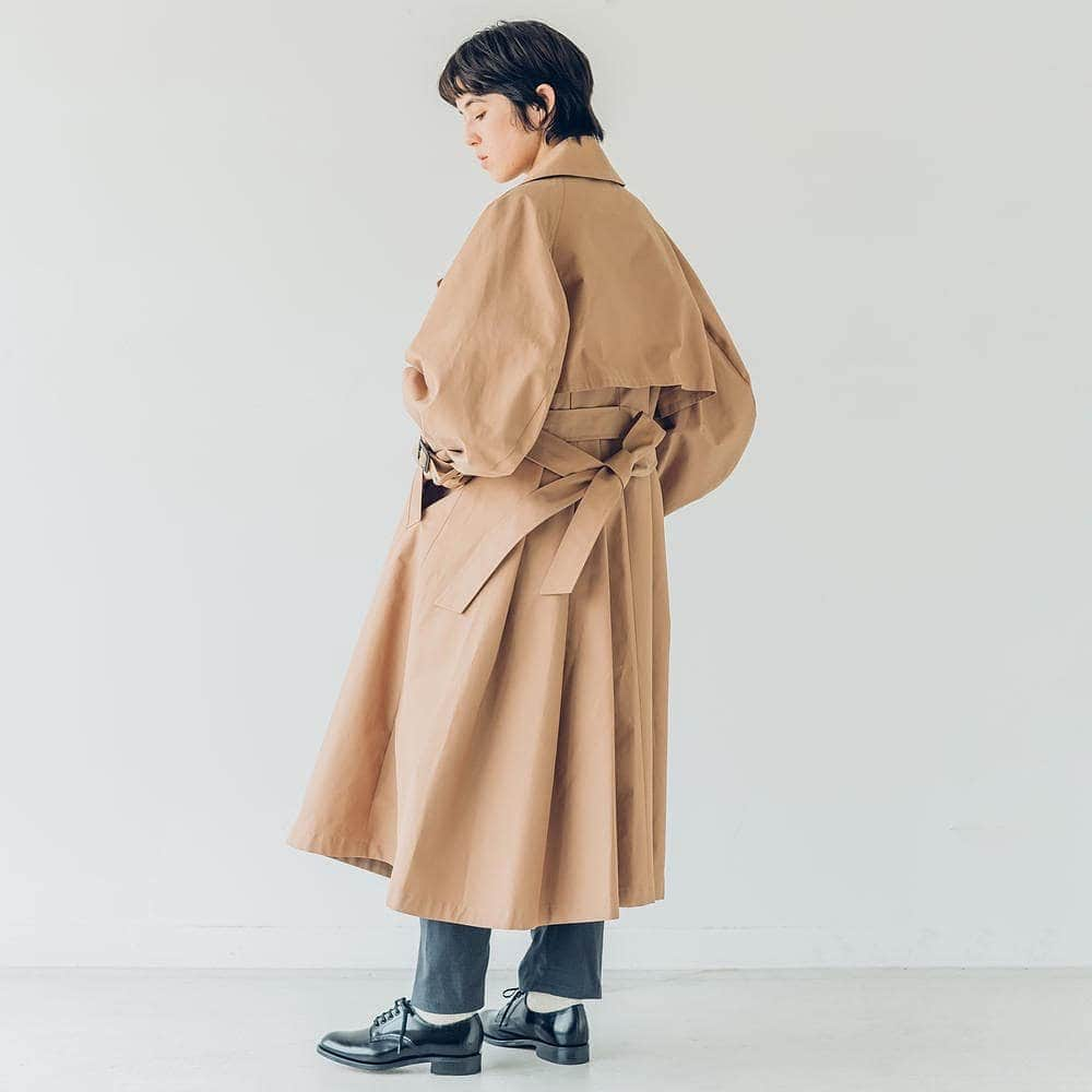 Bshop officialさんのインスタグラム写真 - (Bshop officialInstagram)「Minitz BIG SLEEVE TRENCH COAT ￥74,000+TAX  ボリュームのある袖と立体的なバックスタイルが目を引くトレンチコート。  コーティング加工されたコットンポリエステルが使用されており、仕立ての美しさを引き立てています。  日本人の体形に合わせて、着丈を短くした別注仕様の2サイズをご用意いたしました。  #minitz  #20AW #bshop  @bshop_official」1月6日 20時46分 - bshop_official