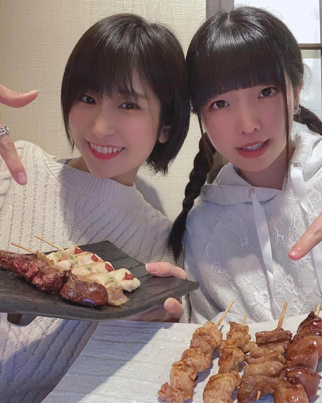 来栖うさこさんのインスタグラム写真 - (来栖うさこInstagram)「焼き鳥が止まらない店🐓彩鷄  @yakizen_ayatori . 竹ノ塚駅前すぐ！ 利休ちゃんと行ってきました(*^_^*) . 白レバーはじめて食べた(*´ー｀*) 焼鳥って美味しいよねえ💓 . 刺しも美味しかった🤤✨ 最後に雑炊も食べたんやけど、ふわふわでアツアツで✌︎('ω')✌︎すごい . 店内は落ち着く雰囲気で、つい長居してしまった…(^｡^) . 竹ノ塚行ったら是非〜✨✨✨ . この投稿を見た、で『ももの唐揚げまたは、極上手羽先サービス』！ . . .  #彩鳥 #竹ノ塚焼鳥 #竹ノ塚グルメ #焼鳥が止まらない店焼き膳彩鳥 #pr #トリドリベース」1月6日 20時47分 - kurusu_usako