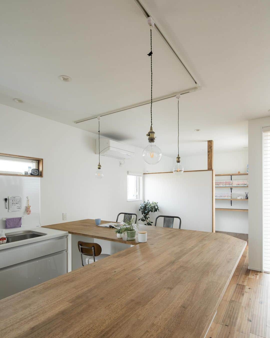 ルポハウス一級建築士事務所さんのインスタグラム写真 - (ルポハウス一級建築士事務所Instagram)「・ ・ ・ キッチン横に書斎コーナーを。 ・ ＬＤＫの開放感を保ちつつ、ちょっとした秘密基地の空間をつくりました。 ・ ・ ・ 𓐌𓐌𓐌𓐌𓐌𓐌𓐌𓐌𓐌𓐌𓐌𓐌𓐌𓐌𓐌𓐌𓐌𓐌  ルポハウスの施工事例はこちらまで☞ @reposhouse  𓐌𓐌𓐌𓐌𓐌𓐌𓐌𓐌𓐌𓐌𓐌𓐌𓐌𓐌𓐌𓐌𓐌𓐌 #ルポハウス は#ちょっとかっこいい家 を"友人のために" という思いでつくっています。 一生に一度の#マイホーム。 「あなたにしかできない」×「ルポハウスだからできる」で、 私たちだけの#家づくり を思いっきり楽しんでみませんか？！ ・ ・ ・ #住宅 #注文住宅 #新築一戸建て #デザイナーズ住宅  #一級建築士事務所 #設計事務所 #滋賀県大津市 #滋賀県草津市 #書斎コーナー #ワークスペース #書斎 #書斎スペース #防湿庫 #インテリアグリーンのある暮らし」1月6日 20時40分 - reposhouse