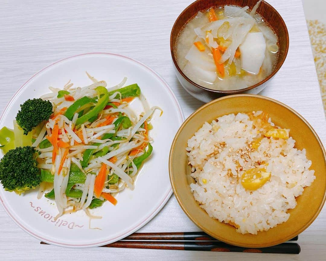 望月りさのインスタグラム：「今夜の晩御飯👩🏻‍🍳 *栗ご飯 *豚汁 *野菜炒め #くっきんぐらむ」