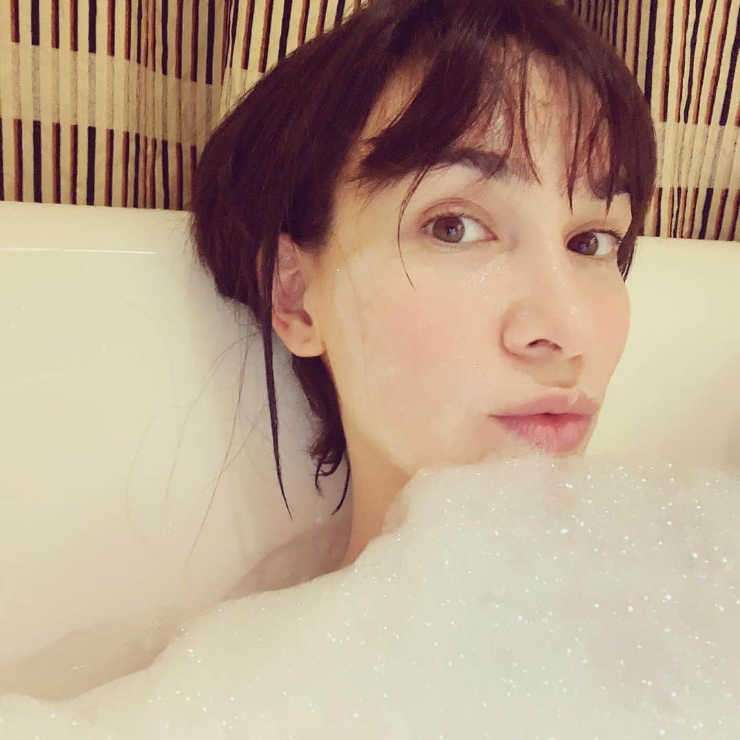 セリーナ・ジェイドさんのインスタグラム写真 - (セリーナ・ジェイドInstagram)「#selfloveideas take a bubble bath! Things to do when you’re bored at home! ;)」1月6日 20時44分 - celinajade