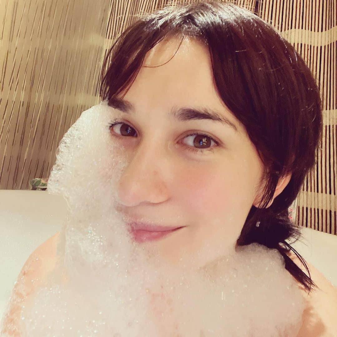 セリーナ・ジェイドのインスタグラム：「#selfloveideas take a bubble bath! Things to do when you’re bored at home! ;)」