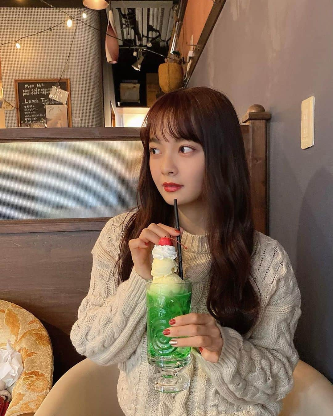 湯本亜美さんのインスタグラム写真 - (湯本亜美Instagram)「ㅤㅤㅤ 喫茶店ていいよね 〜 ☕️ クリームソーダ小さいころから好き ㅤㅤㅤ #喫茶店#クリームソーダ#下北沢」1月6日 20時51分 - amiyumoto_official