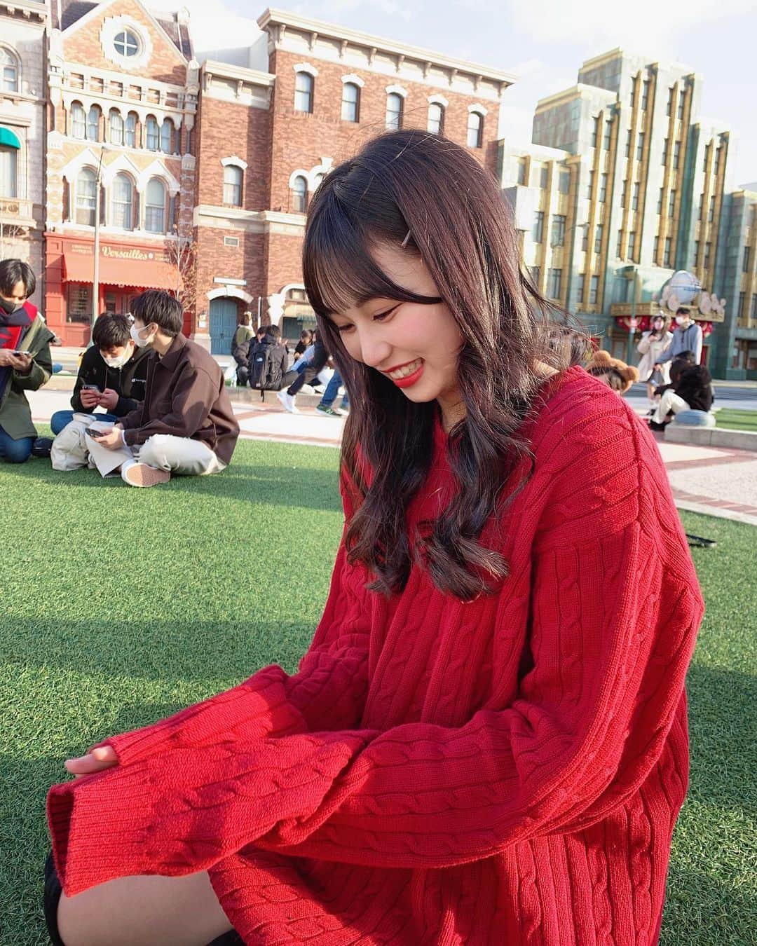 宮丸くるみのインスタグラム：「めっちゃ笑顔、笑  ・ ・ ・  #リリバリ #lilyofthevalley #アイドル #idol #jk #18歳 #高校生 #ロングヘア #巻き髪 #ぱっつん前髪 #ニットコーデ #usj #ユニバ」