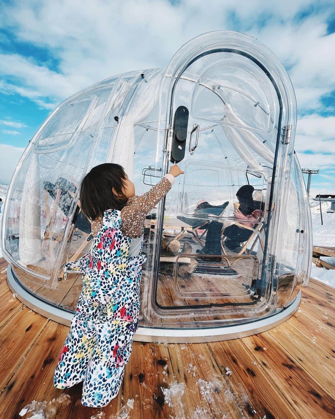 高橋菜摘のインスタグラム：「. 雪上のプライベート空間 グランピングみたい🏕 すっごくクリアに景色が見える。 目の前はキッズパークだから 遊ばせながらママはコーヒー片手に スノードームの中で幸せなひと時☕️ . @ishiuchimaruyama 新スポット📍 ゲレンデ中腹ゴンドラ降り場すぐの 実家 @montblanc_ishiuchi の裏🤍 石打の進化が止まらないー💯 . . . #雪山 #ゲレンデ #スノードーム #テント　 #グランピング #スノーボード #家族旅行  #石打丸山スキー場 #スキー場 #雪遊び」