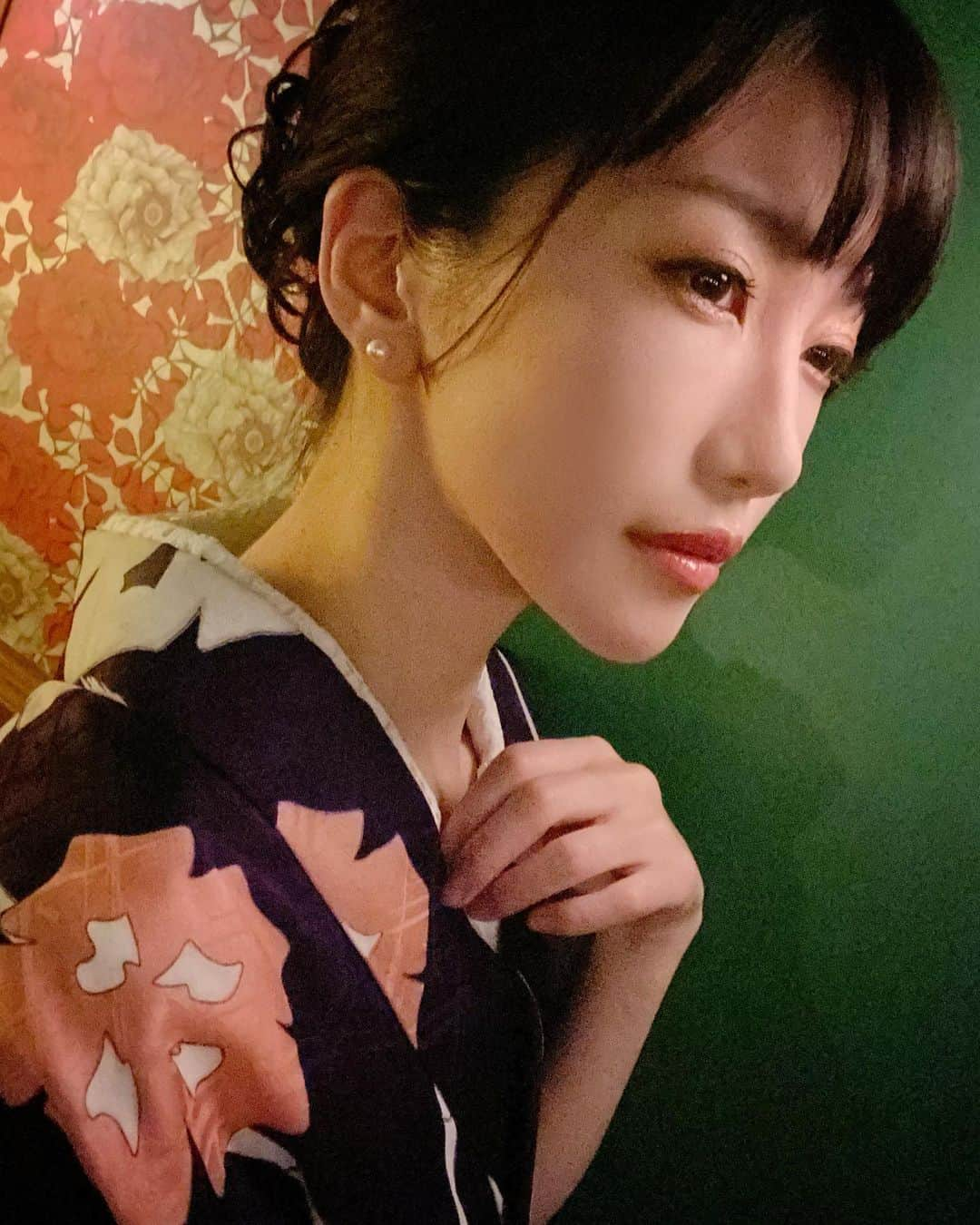 街子さんのインスタグラム写真 - (街子Instagram)「大正時代のこの銘仙のお着物が好きです。 どのような女性がこの着物を着て、どのような恋をしていたのかと考えます。 今夜は深い紫色の着物を。  #銘仙  #着物  #大正」1月6日 20時53分 - machiko801