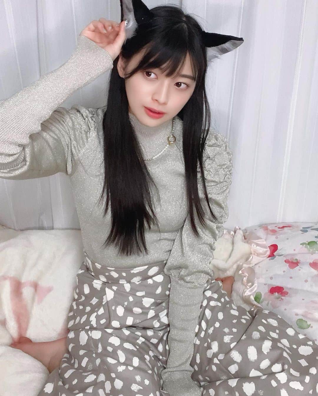 藤田いろはさんのインスタグラム写真 - (藤田いろはInstagram)「家に帰ったら飼い猫が女の子になってた🐱❤︎﻿ ﻿ ﻿ ﻿ ﻿ ﻿ いろはが猫になったら飼ってくれるー？🙋‍♀️﻿ ﻿ ﻿ ﻿ ‪#藤田いろは#グラビア#gravure #japanesegirl #レースクイーン#tokyo  #l4l #aziangirl  #ビジョビ  #뷰티스타그램  #cosplay #黒髪ロング#黒髪 #팔로우#소통해요#셀스타그램#モデル #model #그라비아 #日本的 #猫耳 #ねこみみ #彼女感 #おうち時間 #おうちデート　#彼女とデートなうに使っていいよ #rienda #liquem #コスプレ #フェチ」1月6日 20時53分 - irohairo1151