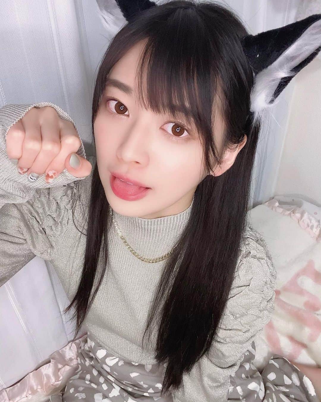 藤田いろはのインスタグラム：「家に帰ったら飼い猫が女の子になってた🐱❤︎﻿ ﻿ ﻿ ﻿ ﻿ ﻿ いろはが猫になったら飼ってくれるー？🙋‍♀️﻿ ﻿ ﻿ ﻿ ‪#藤田いろは#グラビア#gravure #japanesegirl #レースクイーン#tokyo  #l4l #aziangirl  #ビジョビ  #뷰티스타그램  #cosplay #黒髪ロング#黒髪 #팔로우#소통해요#셀스타그램#モデル #model #그라비아 #日本的 #猫耳 #ねこみみ #彼女感 #おうち時間 #おうちデート　#彼女とデートなうに使っていいよ #rienda #liquem #コスプレ #フェチ」