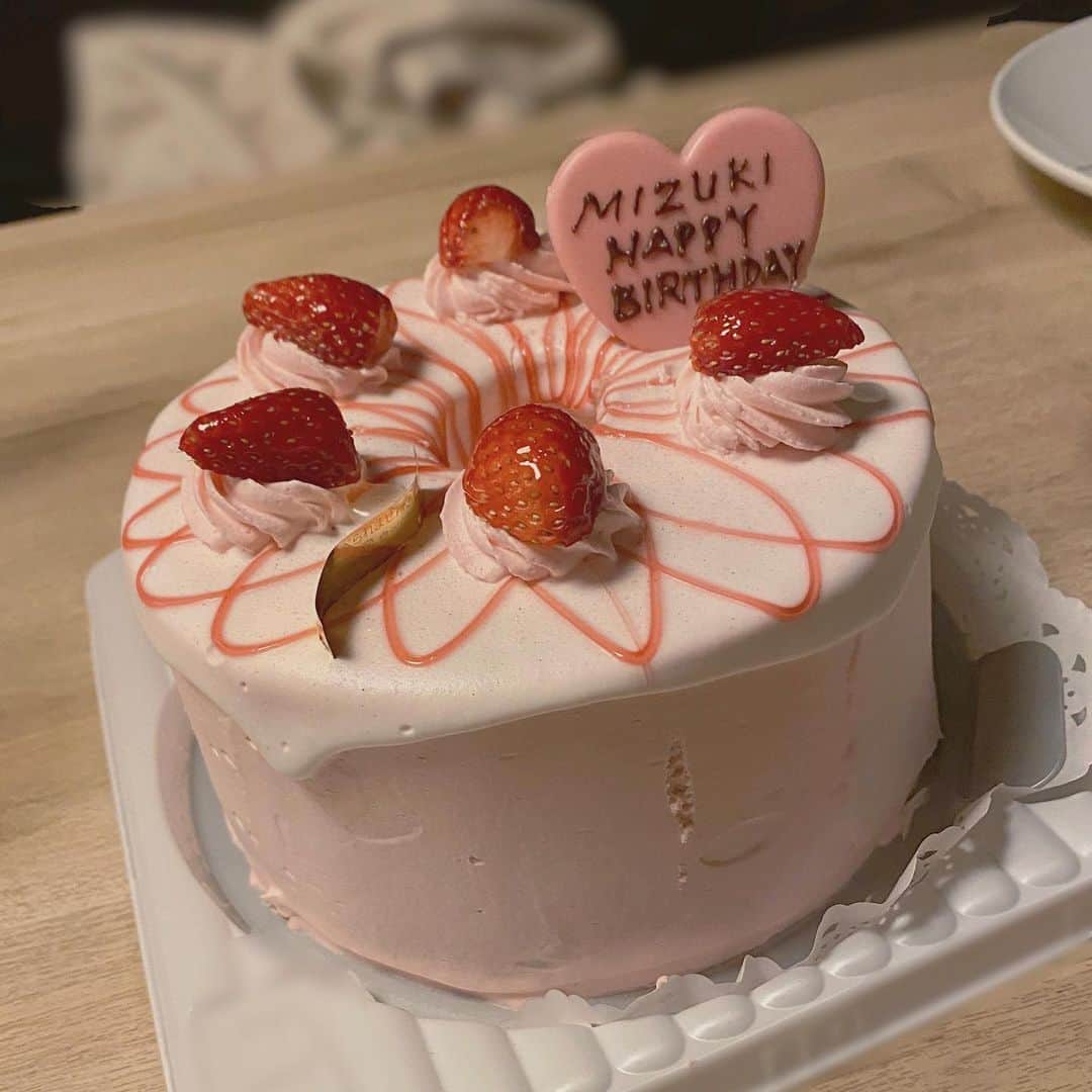 のインスタグラム：「・ ・ かわいいケーキ食べました☺️🍰 ・ ・ #cake #birthdaycake  #バースデーケーキ」