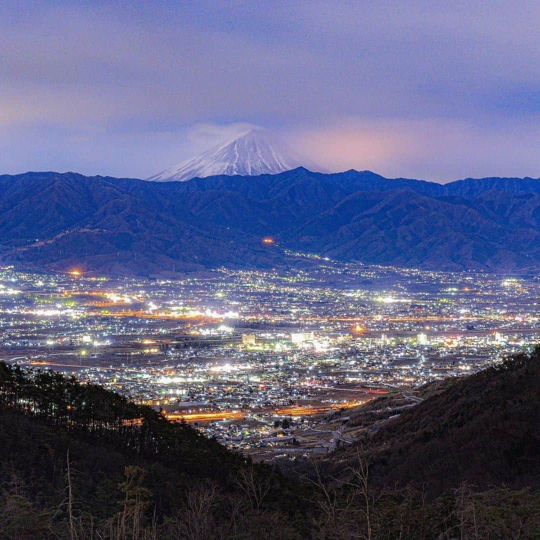 hinata_outdoorさんのインスタグラム写真 - (hinata_outdoorInstagram)「@ayumi_camp  さんのpic✨  ほったらかしキャンプ場から見える夜景と富士山🗻 絶景見たさに多くの方が訪れる人気キャンプ場です😆✨  🌳🌲🌳🌲🌳🌲🌳🌲🌳🌳﻿ ﻿ #hinataoutdoor を付けて⠀⠀⠀﻿ アウトドアシーンを投稿してください😊⠀﻿ 素敵な投稿はリポストさせていただきます！﻿ ﻿ 🌳🌲🌳🌲🌳🌲🌳🌲🌳🌳﻿ ﻿ 🚙キャンプや山登りのアウトドア情報はプロフィールのURLから﻿ ➡ @hinata_outdoor﻿ ﻿ 🍖美味しそうなキャンプ料理の写真は﻿ ➡️ @hinata_gohan   ⛺️かっこいいキャンプギアの写真は﻿ ➡️ @hinata_select ⠀⠀⠀⠀⠀⠀⠀⠀⠀﻿ ﻿ #キャンプ #アウトドア #キャンプギア #アウトドアギア #キャンプ道具 #キャンプ場 #キャンプインテリア #キャンプ部 #ファミキャン #キャンプ初心者 #キャンプ収納 #キャンプ女子  #ソロキャンプ #グループキャンプ #グルキャン  #camp #outdoor  #年越しキャンプ #デイキャンプ #冬キャンプ #ほったらかしキャンプ場 #富士山 #夜景」1月6日 12時00分 - hinata_outdoor