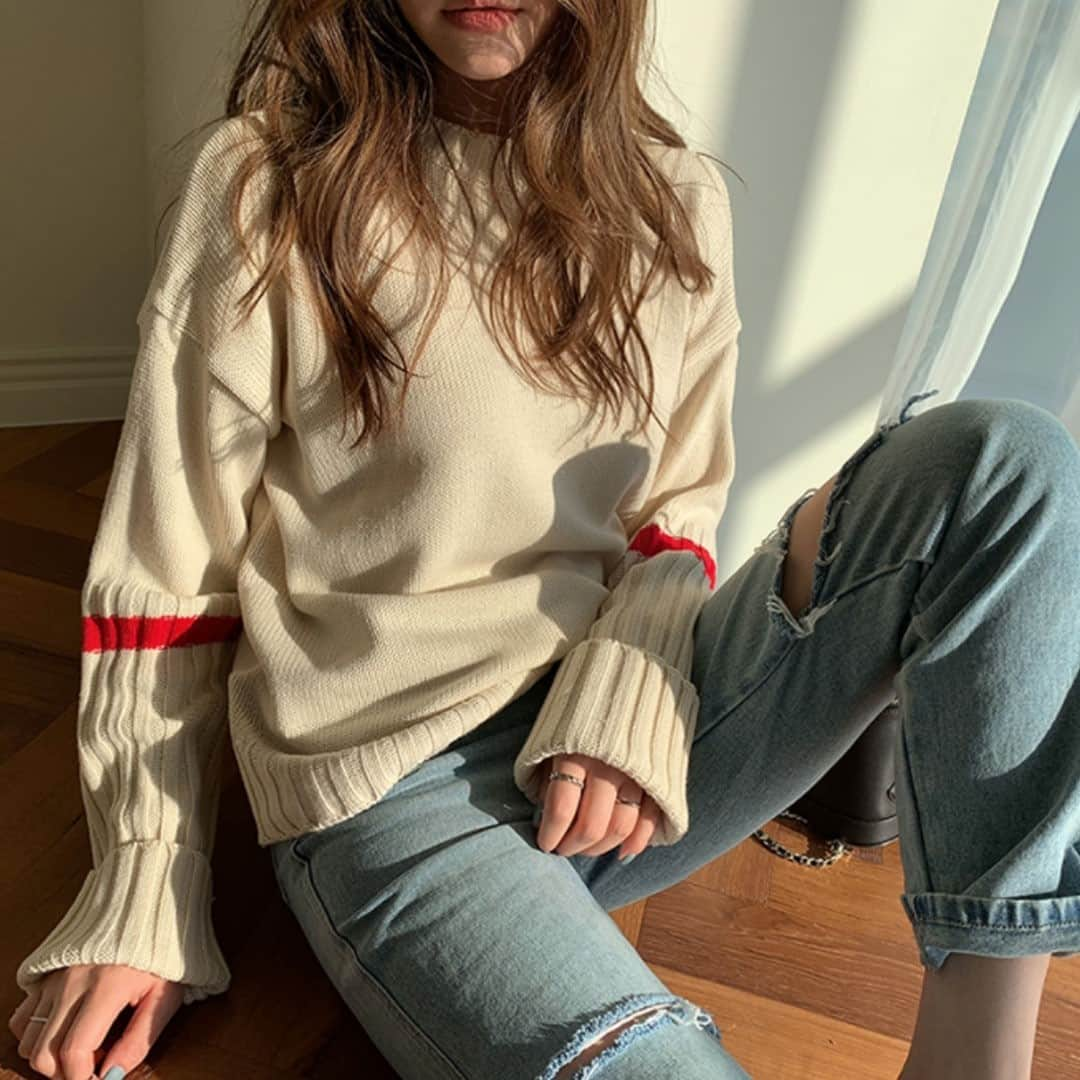 DHOLICさんのインスタグラム写真 - (DHOLICInstagram)「・HOT ITEM・⁠ 袖のラインが目を惹く可愛すぎるKNIT🧶 ゆったりとしたシルエットでデニムと合わせて⁠ カジュアルコーデに❤⁠ ——————————————————⠀⁠ 【STYLE】⁣⁠ [naning9] カラーラインニット⁠ ￥3,234(税込)⁠ ——————————————————⠀⁠ [838492]⁠ #DHOLIC#onlineshop#fashion⁠ #ニット#ラインニット#カジュアル⁠ #冬コーデ#冬アイテム#冬素材⁠ #大人カジュアル#きれいめ#シンプル⁠ #トップス#トレンド#カジュアルコーデ」1月6日 12時00分 - dholic_official