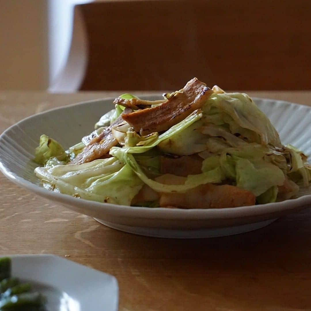 ムクリ［mukuri］さんのインスタグラム写真 - (ムクリ［mukuri］Instagram)「「塩麹、醤油麹編」調味料選びについてもご紹介。簡単レシピ付き〜発酵食品のある暮らし  年齢を重ねるごとに一年の目標も 「健康第一」と思っている方も多いですよね。  健康って大切ですし、 どうせなら内側からしっかりと整えたいですよね。  全2回シリーズで、 初回は「塩麹、醤油麹編」です。  塩麹、醤油麹の作り方の工程を 写真つきで詳しく解説。  また、調味料の選び方や、 アレンジレシピも紹介いただいてますので 日常生活に取り入れやすいと思います。  ▶︎ご紹介した読み物 https://mukuri.themedia.jp/posts/7482671 「その人の暮らしが素敵な理由」カテゴリーよりご覧いただけます。 （キャプション：編集長）  #おうちごはん #おうち時間 #暮らしを整える #麹 #醤油麹 #塩麹 #発酵食品 #和モダン #マイホーム #注文住宅 #キッチン #kitchen #タカラスタンダード #台所 #新築 #マイホーム計画 #マイホーム記録 #家づくり #おうち #新築一戸建て #インテリア #クッキングラム #暮らしを楽しむ #暮らし #日々の暮らし #日々のこと #丁寧な暮らし #くらしの編集 #ムクリ」1月6日 12時00分 - mukuri_official