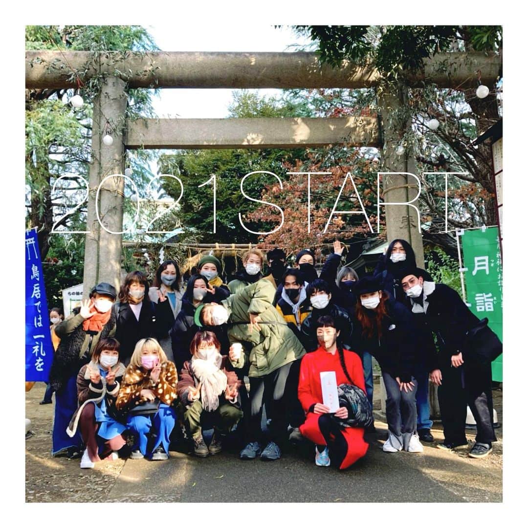 veticaのインスタグラム：「新年明けましておめでとうございます🌅＊  . ▼veticaよりお知らせ▼ . 本日1/6（水）より2021年営業スタート致しました✨  皆様、今年もよろしくお願い致します！ .  より1人でも多くのお客様のご来店心よりお待ちしております✂︎ . #vetica  #hair  #harajuku #tokyo  #beauty  #fashion  #2021」