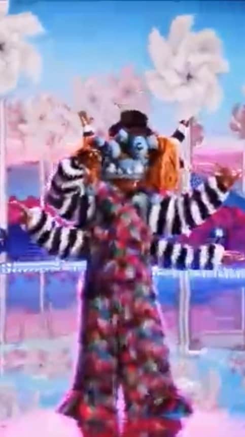 ボブ・サゲットのインスタグラム：「People ask me what was my best part of 2020. Well, I guess it was the couple times I got out of the house and did @maskedsingerfox as Squiggly Monster — Oh yeah, and doing a podcast that I love. Oh, yeah, and my family and friends. Who woulda thunk?」