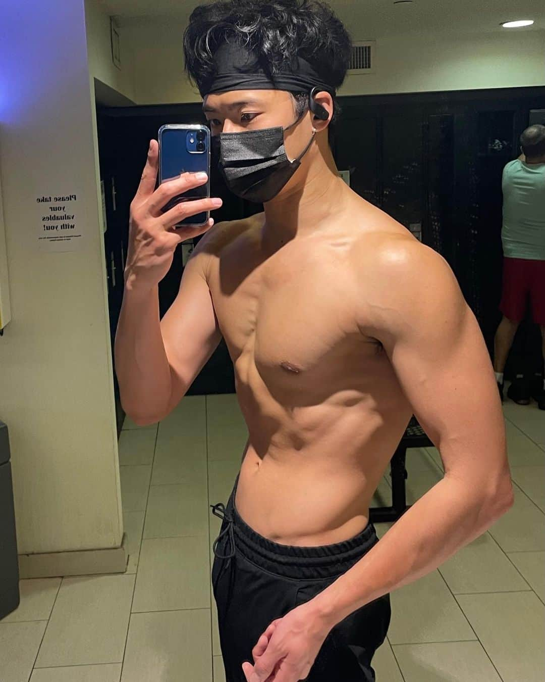 柳喬之のインスタグラム：「①how it’s going so far(2021.1) ②how it started (2019.5) It’s still in progress, but I’m glad I see a little bit the results of the training 💪 I hope this journey takes me to somewhere exciting :))  まだまだ発展途上ですが、身体にメリハリと自信が欲しくて筋トレ始めてただいま1年8ヶ月🤗このパンデミック中は身体作りが唯一の楽しみに👶もっとがんばりやす💪  #workout #model #ny #nymodel #malemodel」