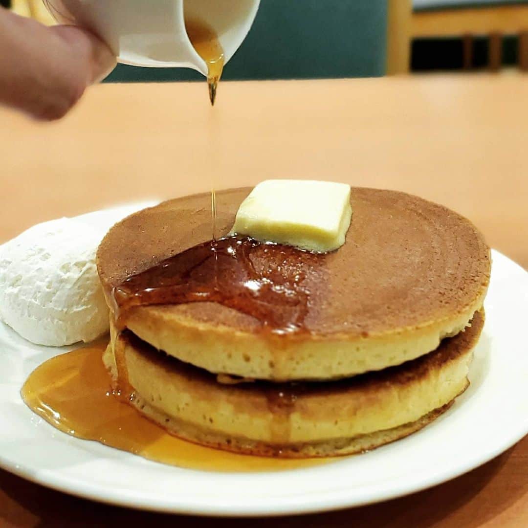 のインスタグラム：「ホッとホッとホットケーキ 【珈琲館】 🥞トラディショナル・ホットケーキ  チェーン店ながら銅板手焼きの焼きたてホットケーキが楽しめる珈琲館(1部店舗除く) 出先で看板が目に入り、久々に味わってみました  FC店も多いからか、店舗により焼き上がりが多少違うのも楽しみのひとつ 外サクッと、中ふっくらのホットケーキを、シンプルにバターとメープルシロップで味わえば大満足にゃー😸. . . 🚶お店SNS @ko_hi_kan  焼きたてでない店舗もまれにあるので注意  #黒猫食べ過ぎ #珈琲館 #トラディショナルホットケーキ」