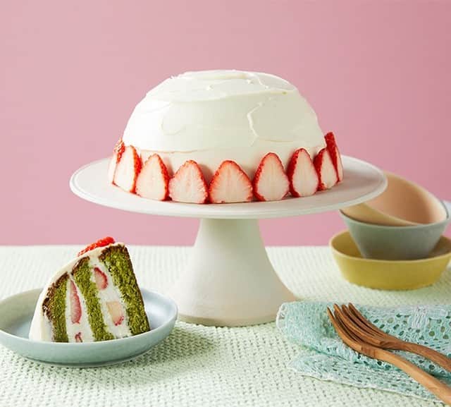 ロッテ ガーナチョコレート【公式】のインスタグラム：「＼ケーキの日 おすすめレシピ／⠀ 今日は #ケーキの日🍰⠀ そんな日にピッタリな、#抹茶とホワイトチョコのドームケーキ をご紹介します✨⠀ ⠀ ほろ苦抹茶生地に甘いガーナホワイトと、甘酸っぱいいちごの組み合わせがたまらないケーキ💕⠀ ⠀ 型不要な上、ラフにデコレーションしても可愛く仕上がる優れもの◎⠀ ⠀ おもてなしにもぴったりのケーキ、⠀ ぜひチャレンジしてみてくださいね💐⠀ ⠀ 詳しい作り方は、ガーナ公式サイトの手作りレシピページをチェックしてね👀🔍🎶⠀ ⠀ #ロッテ #ガーナ #ghana #手作りケーキ #チョコレート #おやつの時間 #おうちスイーツ #手作りお菓子 #チョコ好き #チョコ部 #簡単レシピ #手作りレシピ #おうちカフェ部」