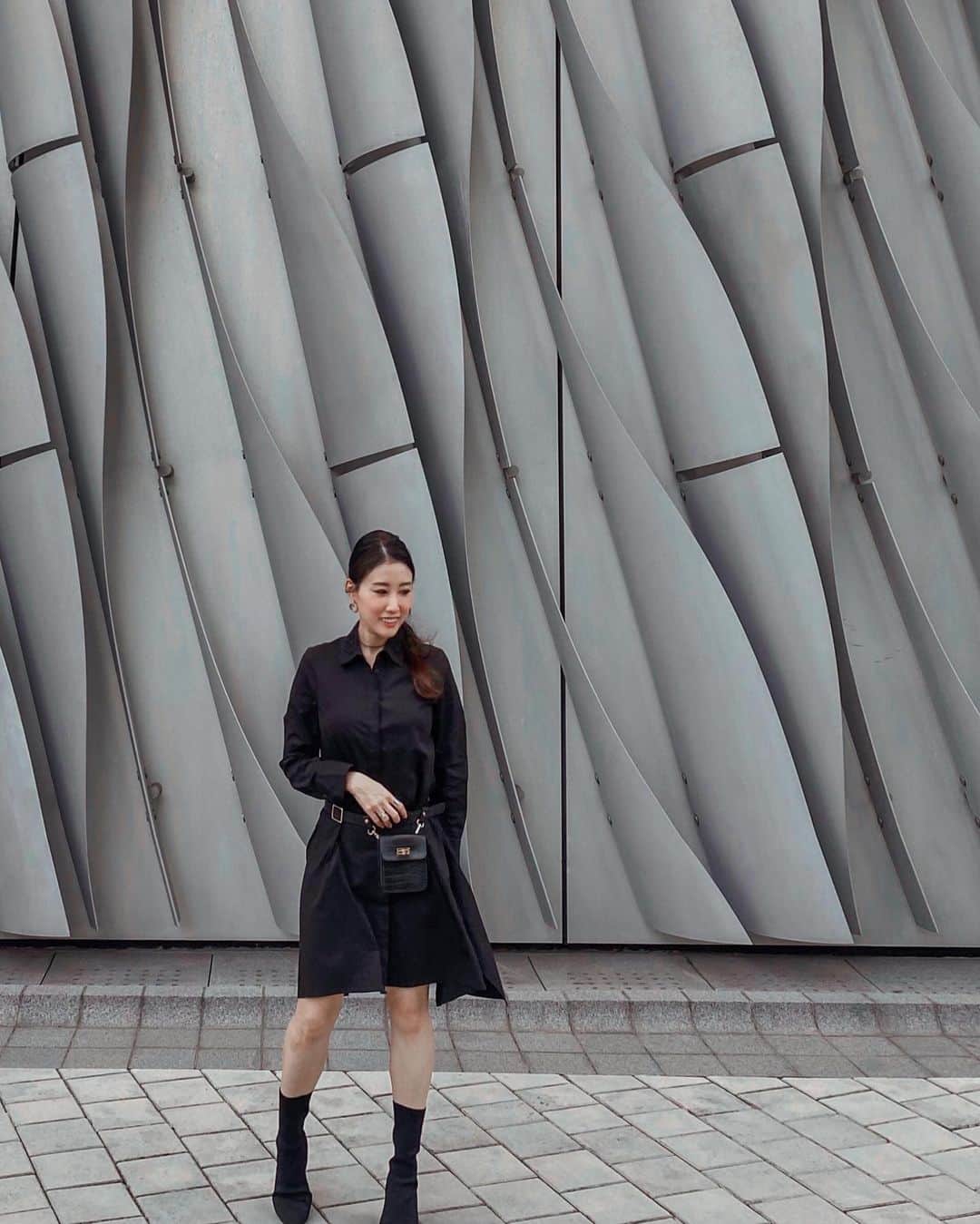 LIKARANAIさんのインスタグラム写真 - (LIKARANAIInstagram)「🔳🔲▪️▫️穿搭日常▫️▪️🔲🔳 小心思就在兩邊裙擺的位置 有發現到嗎🖤🖤🖤  Dress: @saturdayclub  #righthererightnow 。 。 。 。 。 。 #hongkong #homekong #香港 #香港旅行 #ootd #fashion #style #hongkonginsta #discoverhongkong #hongkongart #instahk #hongkongphoto #timeouthongkong #hkig #likeforlikes #shoutout #コメント返し #lightroom #lightroompresets #lightroom調色 #hkblogger #写真好きな人と繋がりたい #カメラ女子 #カメラ好きな人と繋がりたい」1月6日 12時06分 - likaran
