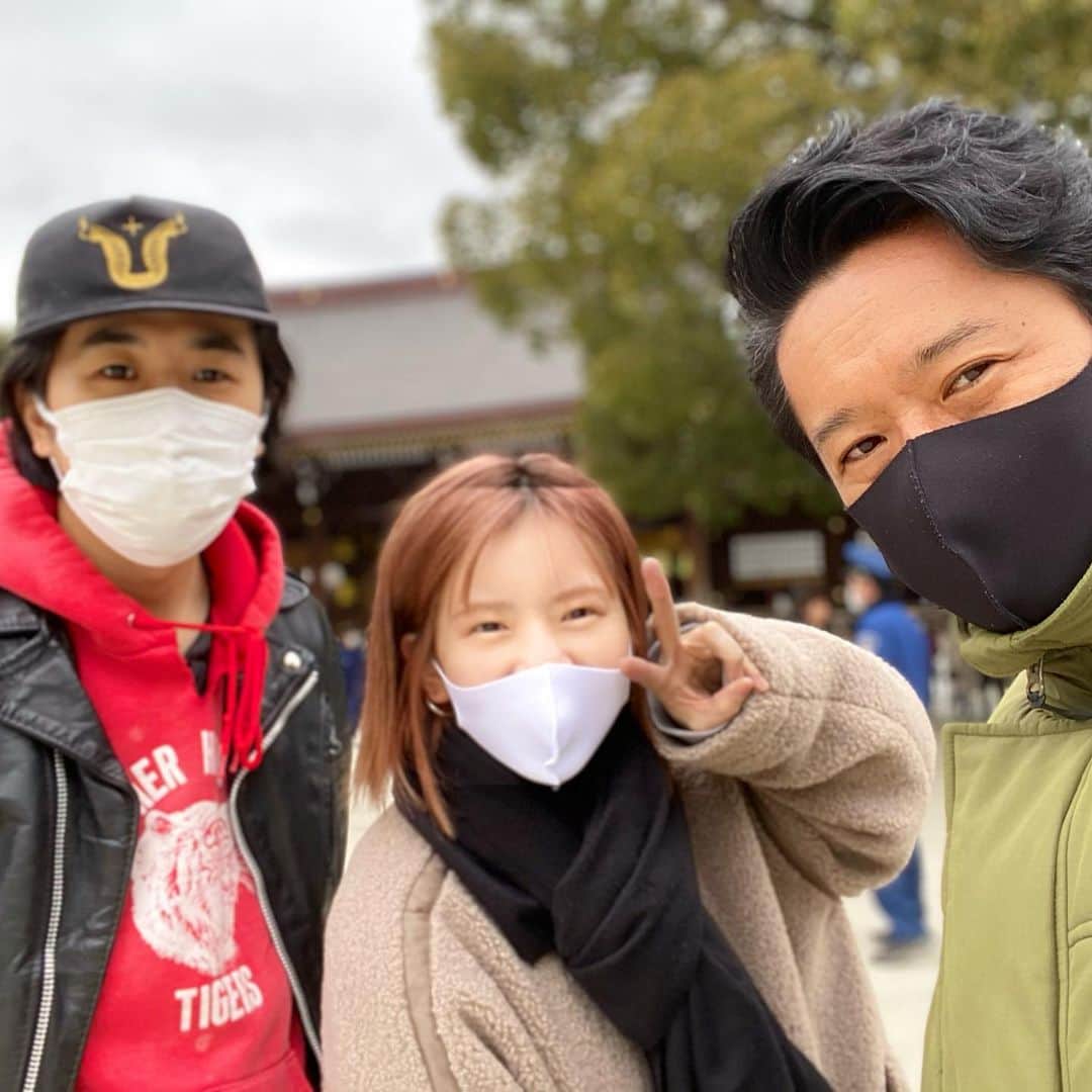 のインスタグラム：「今日から仕事始め！ 毎年恒例の明治神宮参拝は 今年はこの3人で！！ 良い一年になりそうです🤩 皆様、本年も宜しくお願い致します🙏🏼 #tiechel #謹賀新年 #2021 #今年も楽しむぞ！」