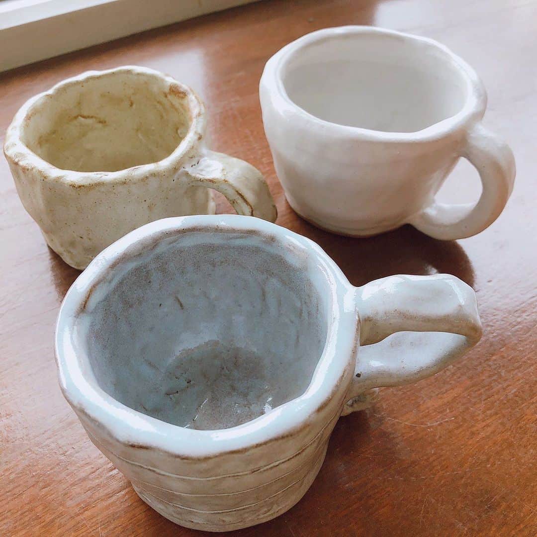 丹波焼の郷（公式）さんのインスタグラム写真 - (丹波焼の郷（公式）Instagram)「﻿ ﻿  こんにちは！ 陶の郷 陶芸教室です🌷﻿ ﻿ 本日、ご紹介するのは﻿ たさうら窯さんが 焼成担当されました﻿ お客様の作品です 𖧷 𖧷﻿ ﻿ おにぎりのお皿や 蛇口のカップ ﻿器のふちにひょこっと 可愛らしいカエル🐸も いますね〜🥺✨ ﻿ ユニークな作品がたくさんです🤗  ﻿  ﻿  #陶の郷  #陶芸教室 #陶芸体験 #丹波焼 #立杭焼 #陶芸 #作品 #窯元 #焼成 #釉薬 #土 #丹波陶土 #手ろくろ #手びねり #ひもづくり #たまづくり #絵付け体験　#うつわ #器 #陶器 #器好き #遊び #手作り体験 #手作り #作品出来上がり #2ヶ月後 #丹波篠山市 #たさうら窯」1月6日 12時07分 - tanbayaki_official