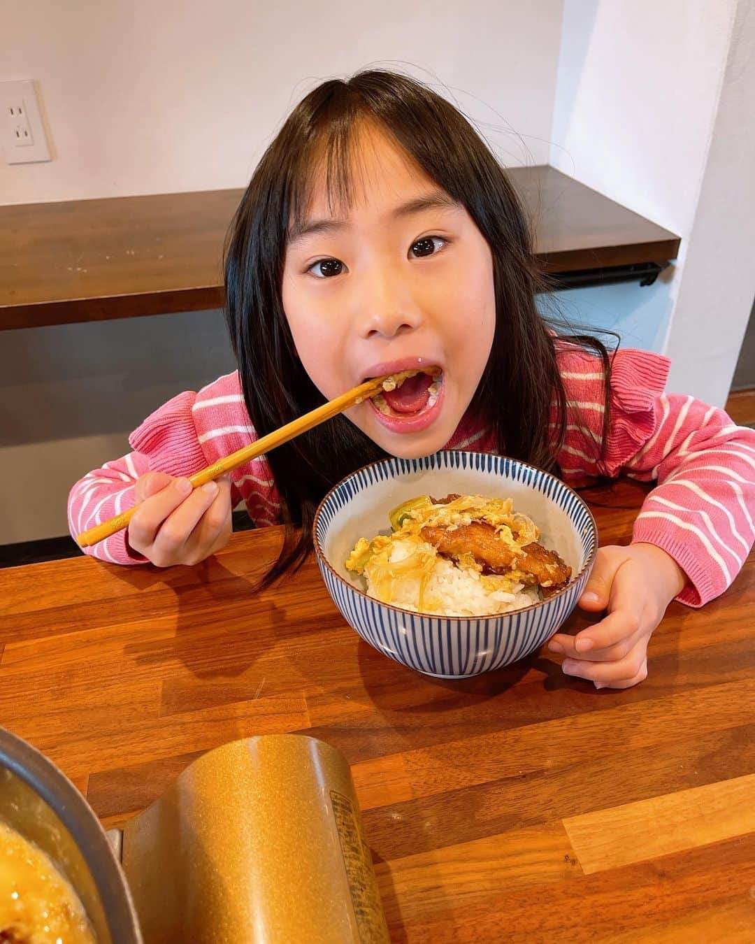 みきママさんのインスタグラム写真 - (みきママInstagram)「【唐揚げで親子丼です！！】  唐揚げ丼じゃお米が進まないかな〜と思ってね、親子丼にしました〜‼️味が抜群のふわとろ親子丼の作り方は完食本に載っています🤗本は唐揚げではなく鶏肉の親子丼です👍  杏ちゃん「唐揚げと卵だ〜‼️」って大喜びです😆  すると、はる兄「お早う！」ってさ。12時だよ❓  はる兄、朝8時から叩き起こしてたのに、12時まで寝ていました。  もう今夜は12時に寝てもらうからね。寝るまでの12時間、体力消耗しておけ。  #みきママ　#親子丼　#唐揚げ　#アレンジ　#寝坊」1月6日 12時19分 - mikimama_official