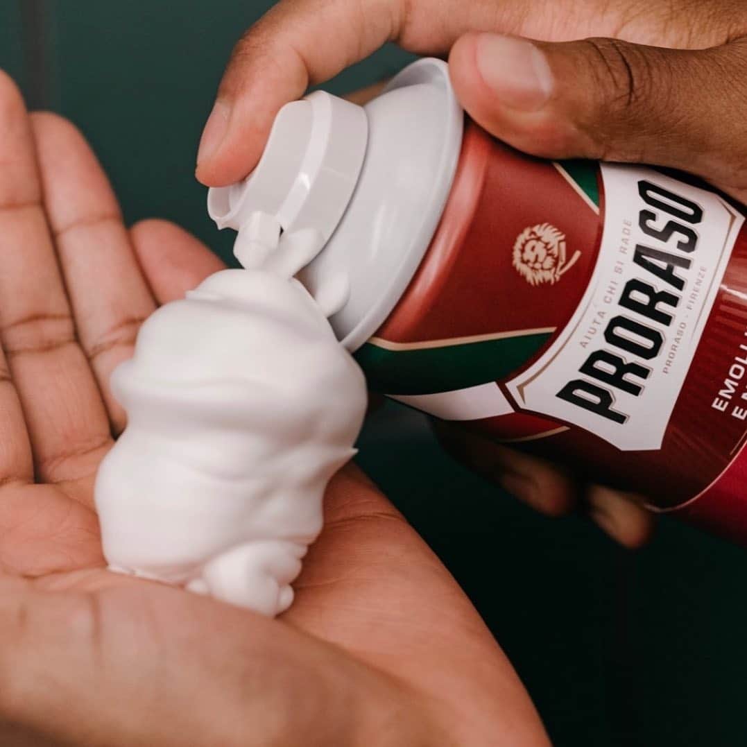 Proraso Japanのインスタグラム：「シェービングで肌が荒れがちな方はProrasoのシェービングフォームがお手軽でおすすめ。 きめ細やかな泡がお肌を守ります。 敏感肌、乾燥肌、普通肌の肌タイプに分かれたラインナップをご用意しているので、お肌に合わせてセレクトくださいませ。  Repost from @prorasousa  #proraso #prorasousa #prorasofirenze #シェービングクリーム #シェービング #ProShave #Italian #ItalianShave #イタリア製 #バーバースタイル #バーバーショップ #髭脱毛 #メンズスタイル #シェービングフォーム #Barber #メンズヘアスタイル #ヒゲ男子 #ヒゲ #BarberShop #ヒゲ脱毛 #メンズヘア #シェービングエステ #おしゃれさんと繋がりたい」