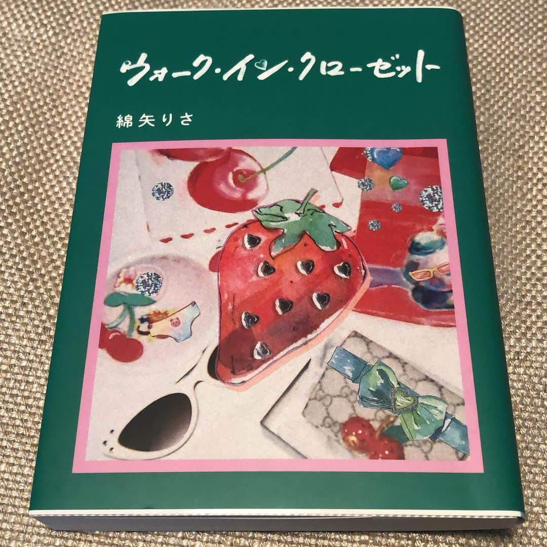 千秋さんのインスタグラム写真 - (千秋Instagram)「【千秋読書クラブ】 のみなさんこんにちは。このクラブは本が好きなら誰でも入れるクラブです📚今日も本について語りましょう。  最近読んだ本は、綿矢りささんのウォーク・イン・クローゼット。 お察しの通り、完全にジャケ買いです🍓 裏表紙の「ガーリーで清楚なモテファッションの28歳OLと、素敵な洋服に囲まれて暮らす、幼なじみの人気タレントの友情の行方は？」って文字にも惹かれました。 女ストーカーの話と、2話入ってます。 普段読んでいるサスペンスやミステリーほどの事件は起こりませんが、毒もあり、少しブラックな日常のストーリー。 今年も「前情報0で本屋でジャケ買い」スタイル、続けよう。まだハズレ無しなんだもの😘  みんなはどんなジャンルの本が好きですか？オススメのタイトルと（ジャンル）を書いてくれると助かります。こちら、本も漫画も映画も、ほのぼの系、片想いだらだら系は苦手です。ヒールが好き！だからわたしもヒールを演じちゃう！こら！  #千秋読書クラブ #綿矢りさ #ウォークインクローゼット #苺好きに生まれたからには🍓」1月6日 12時20分 - chiaki77777