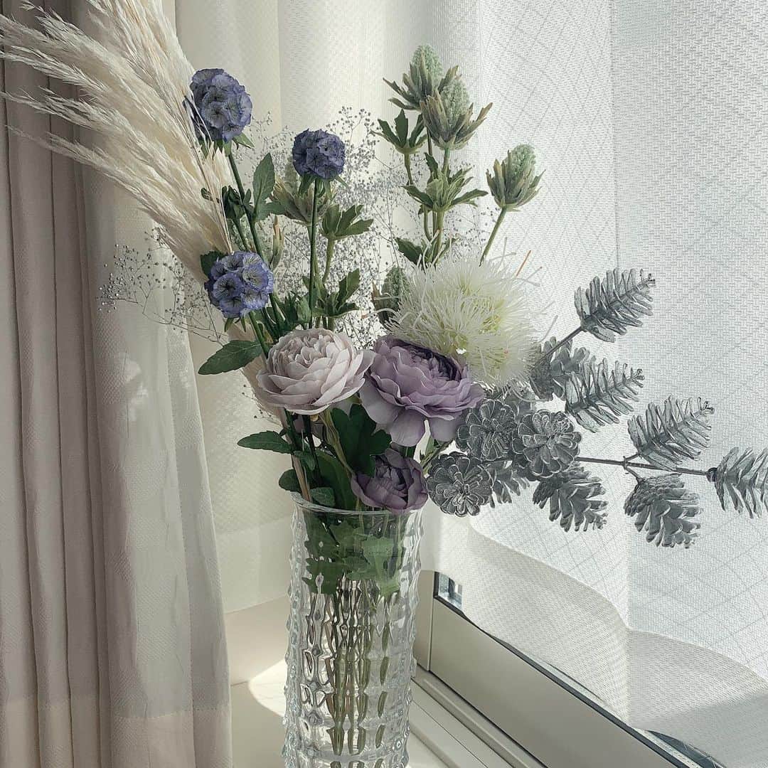 坂東遥さんのインスタグラム写真 - (坂東遥Instagram)「◯ ・  Francfrancで買った造花 花瓶に入れたらいい感じになった〜  白と紫が好き💐🤍💜  #francfranc」1月6日 12時14分 - b.haruka1103