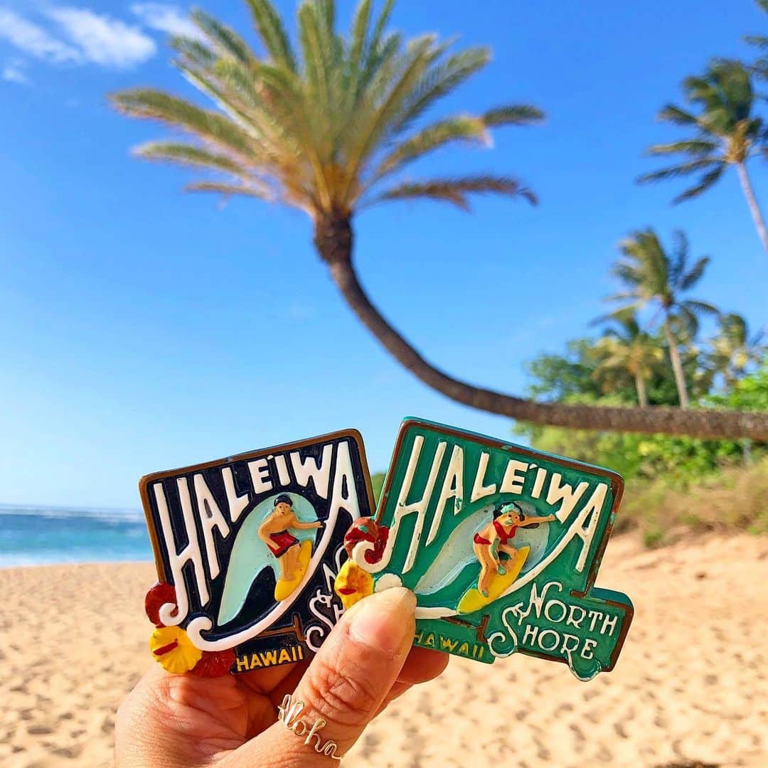 shihoのインスタグラム：「💙🌴💙🌴💙 ・ 旅に行くと必ず買ってしまうマグネット。 ハレイワの看板のこのマグネットは 可愛くて特にお気に入り♡ 使い込みすぎて右のマグネットは かなり劣化しちゃってるけど、、 それほど思いれも深い☺️✨ ・ #hawaii#islandofoahu#oahu#ハワイ#trip #オアフ島#travel#loco_hawaii#travel_jp #funtorip#タビジョ#旅MUSE#genic_travel #genic_mag#たびねす#旅行#genic_hawaii #sunsetbeach#サンセットビーチ#northshore #tabijyomap_hawaii#lealeahawaii#oahuhawaii #2021」