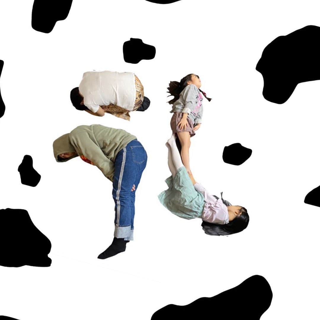 ベビちぃ。のインスタグラム：「Happy New Year🐮❤️ みんな冬休みの宿題は終わった？今年は遊園地にたくさんあそび行ったりできるといいな！」