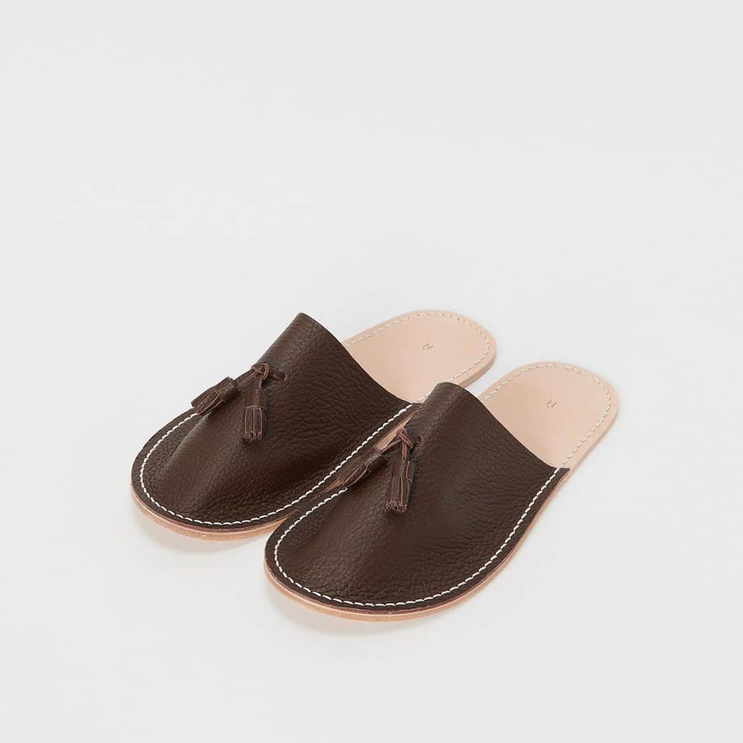 エンダースキーマのインスタグラム：「2021ws(winter/spring) will be at stores from the 9th of Jan﻿ *flagship stores @sukima_shop and retailers in Japan﻿ *abroad mid Mar﻿ ﻿ model: leather slipper﻿ color: black, dark brown, green, purple﻿ ﻿ #henderscheme #2021ws」
