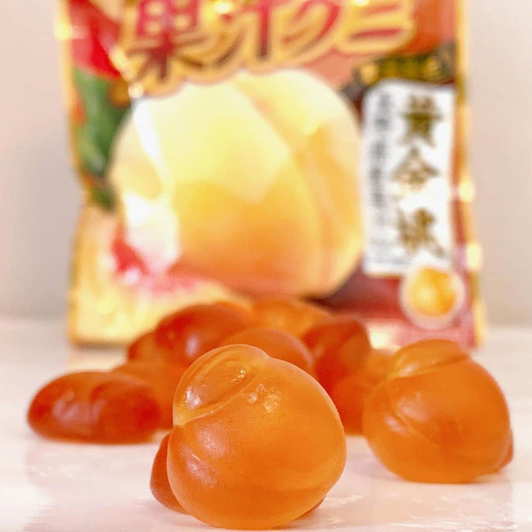 日本グミ協会さんのインスタグラム写真 - (日本グミ協会Instagram)「新年最初のレビューは年末発売の『果汁グミ黄金桃』。  長野の黄金桃果汁100%。 甘味と酸味に優れた逸品で、ピーチティーのような深みがあるのが特徴。  レジェンド果汁グミがご当地の果物を使ったグミを出してくるなんて、悟空とベジータがフュージョンしたようなもの。超強い！ #日本グミ協会 #グミ #果汁グミ #黄金桃 #桃 #果物 #グミ好き #グミ好きな人と繋がりたい #おかし #おかし作り好きな人と繋がりたい」1月6日 12時27分 - gummy_japan