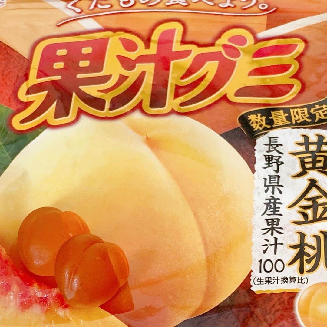 日本グミ協会さんのインスタグラム写真 - (日本グミ協会Instagram)「新年最初のレビューは年末発売の『果汁グミ黄金桃』。  長野の黄金桃果汁100%。 甘味と酸味に優れた逸品で、ピーチティーのような深みがあるのが特徴。  レジェンド果汁グミがご当地の果物を使ったグミを出してくるなんて、悟空とベジータがフュージョンしたようなもの。超強い！ #日本グミ協会 #グミ #果汁グミ #黄金桃 #桃 #果物 #グミ好き #グミ好きな人と繋がりたい #おかし #おかし作り好きな人と繋がりたい」1月6日 12時27分 - gummy_japan
