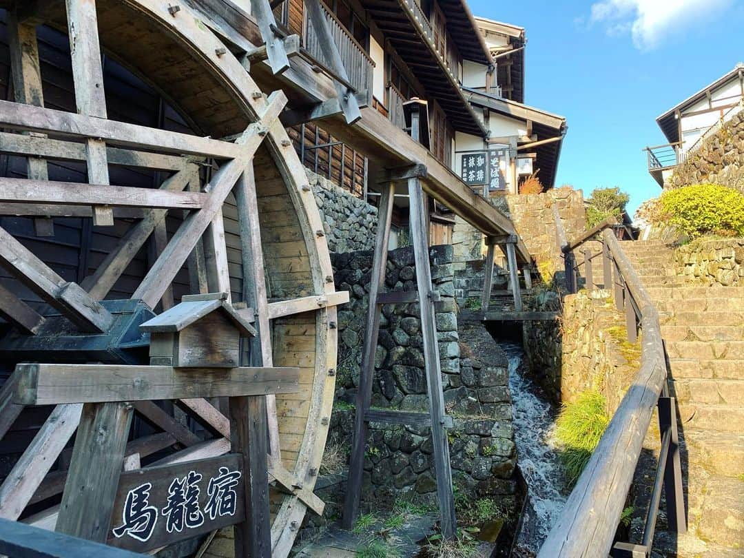 のインスタグラム：「旅行の写真③  馬籠宿に行きました！ これぞ、インスタ映え...🥺  ウイルスの影響なのか、お店は ほとんど閉まってました(；；)  4枚目の写真は、桃介橋です✨」