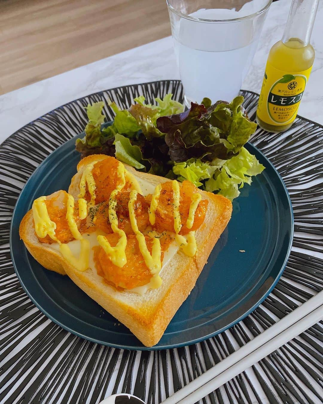 ハミ さんのインスタグラム写真 - (ハミ Instagram)「▽ 年末年始のおうちご飯🍙  お節は作ってません🍱 実は作った事ありません😂 毎年うちのママさんの手作りお節を食べてたんだけど、 今年は自宅で過ごしたからそれも無く、 主人がお節好きじゃないらしいので頑張る事もなく😴 ほぼ通常営業なおうちご飯でした👩🏻‍🍳  主人のママさんに手作り伊達巻と蒲鉾、お餅をいただいたので、 お正月らしかったのはそれ位かな🎍✨ 蒲鉾の飾り切りだけ頑張った😂  悪阻がなくなってご飯がめっちゃ美味しくなってしまったので、 これまで増えなかった体重が急に＋2kg🐷 明日は4週間ぶりの検診、、🙄  6ヶ月目で＋2kgなら許されるのかな？ それか1ヶ月で一気に＋2kgは怒られるのだろうか🤦‍♀️  #おうちご飯#妊娠6ヶ月#ハミのおうちカフェ#ハミんちのごはん」1月6日 12時36分 - hami0519