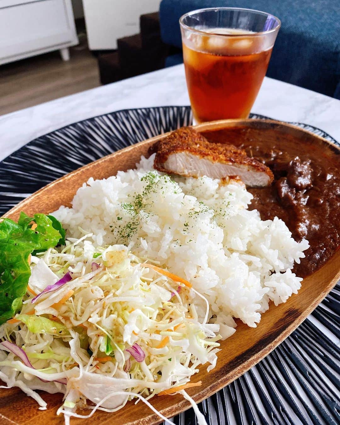 ハミ さんのインスタグラム写真 - (ハミ Instagram)「▽ 年末年始のおうちご飯🍙  お節は作ってません🍱 実は作った事ありません😂 毎年うちのママさんの手作りお節を食べてたんだけど、 今年は自宅で過ごしたからそれも無く、 主人がお節好きじゃないらしいので頑張る事もなく😴 ほぼ通常営業なおうちご飯でした👩🏻‍🍳  主人のママさんに手作り伊達巻と蒲鉾、お餅をいただいたので、 お正月らしかったのはそれ位かな🎍✨ 蒲鉾の飾り切りだけ頑張った😂  悪阻がなくなってご飯がめっちゃ美味しくなってしまったので、 これまで増えなかった体重が急に＋2kg🐷 明日は4週間ぶりの検診、、🙄  6ヶ月目で＋2kgなら許されるのかな？ それか1ヶ月で一気に＋2kgは怒られるのだろうか🤦‍♀️  #おうちご飯#妊娠6ヶ月#ハミのおうちカフェ#ハミんちのごはん」1月6日 12時36分 - hami0519