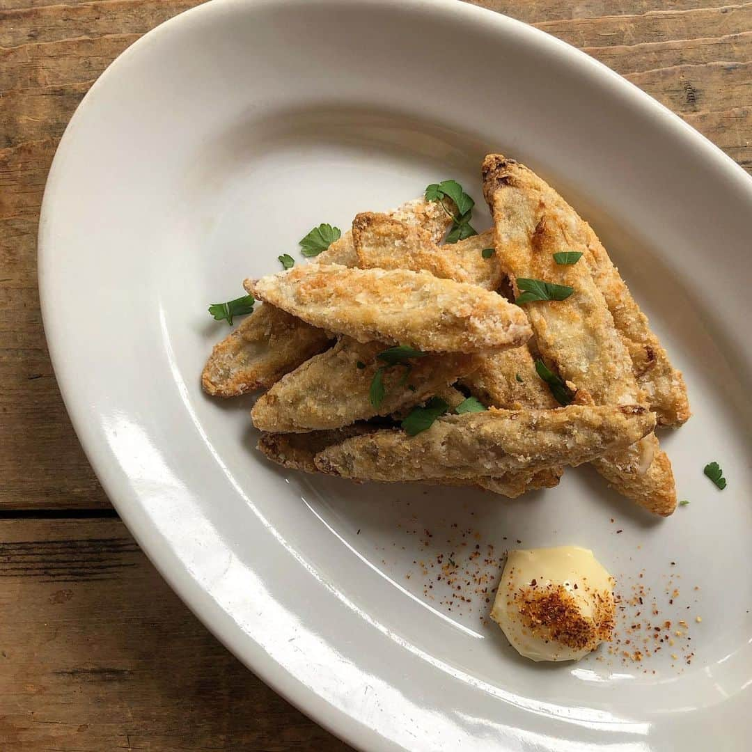 北原 一樹さんのインスタグラム写真 - (北原 一樹Instagram)「. ＊Deep-fried burdock  【牛蒡の唐揚げ】  「材料」 ごぼう:1/2  「調味料」 醤油20ml 料理酒20ml みりん20ml 砂糖小さじ1 生姜5g  片栗粉:30g ベーキングパウダー:1g  ごぼうはボウルに水を入れ15分ほどアク抜きをします。 15分後キッチンペーパーで水気を取り、合わせた調味料と一緒にポリ袋に入れ揉み込み、30分ほど漬け込む。  ボウルに片栗粉とベーキングパウダーを入れ、漬けたごぼうを取り出し 粉を付けたあと200℃の油でカラッと揚げる。  仕上げに七味マヨネーズ！  ベーキングパウダーを入れることによってカラッと サクッと仕上がりますよ！ おつまみにおススメ✌︎  #おうちごはん#牛蒡#唐揚げ#ごぼうの唐揚げ#野菜料理#hoomcooking#friedburdock#burdock #chanminkitchen#ちゃみのごはん」1月6日 12時38分 - kchanmink_