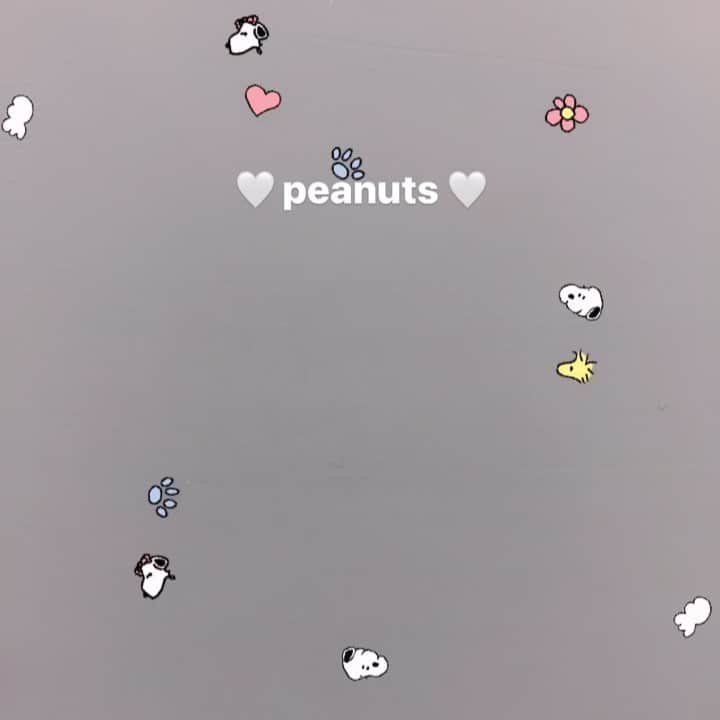 makoのインスタグラム：「* オーダーありがとうございます🐶🤍 何故か私のアカウントだとリールの音が出ない🥲 オーダーチップもパーツもLINE@から受け付けてます♡ #girlynail #ガーリーネイル #ミラーネイル #glitternail #젤네일 #젤네일아트 #젤네일전문 #フレンチガーリー #スヌーピー  #チャーリーブラウン #スヌーピーネイル #ギンガムチェック #ギンガムチェックネイル #オーダーチップ #ワイヤーネイル #ワイヤースヌーピー  #セルフネイル #스누피네일아트 #さくらんぼネイル #ちょうちょネイル #蝶々ネイル #ヴィンテージネイル #スヌーピー好きと繋がりたい #ネイルパーツ #オーダーパーツ」