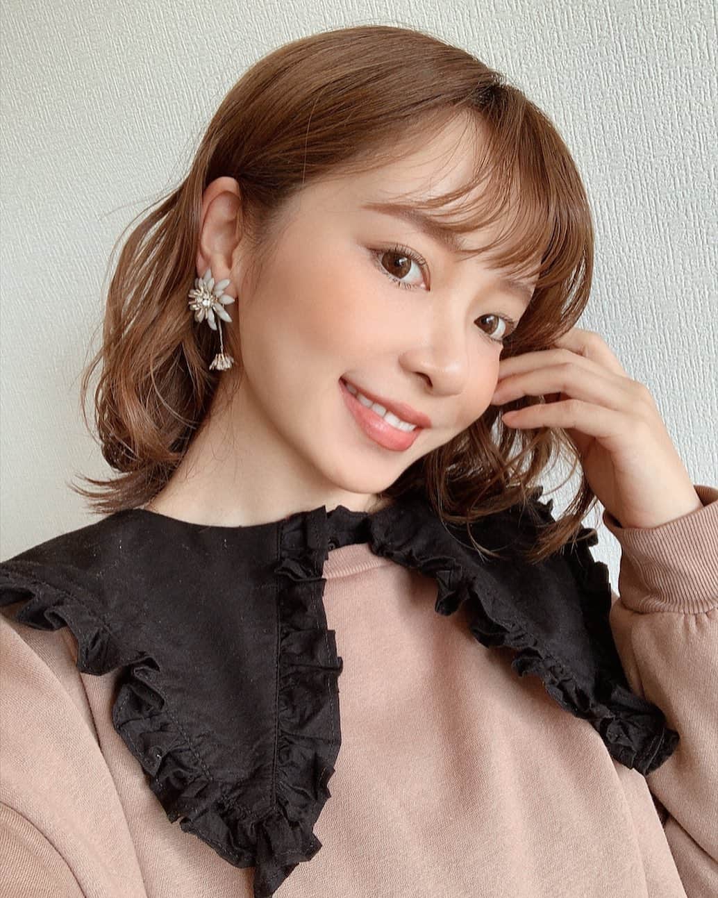 ayacasuのインスタグラム：「* * * @raffia_kobe のエアフィットイヤリング💎 * ここのイヤリング好きで2つめ😍 シリコンカバーがクッションになってて 長時間つけてても痛みなしでノンストレス♡♡ 180°動かせるからつけやすさも🙆‍♀️ * 一時期ハンドメイドでピアス作ってたから エアフィットのパーツで作ってみたいなぁ🥰❣️ パーツのみも購入出来るみたい💡 * このデザインブラックもあって ブラックも可愛かった😉✨ * * * #selfie #イヤリング #エアフィットイヤリング #痛くないイヤリング #落ちないイヤリング #jewcas #raffiakobe #パールイヤリング #フラワーイヤリング #秋コーデ #ブラウス #ブラウスコーデ #ママコーデ #ママリ #fashion #hairstyle #ヘアースタイル #ボブ #ボブヘアー #オレンジリップ #pr #accessory #アクセサリー #パールアクセ #アクセ #男の子ママ #男の子ママと繋がりたい #一児のママ #襟付きブラウス」