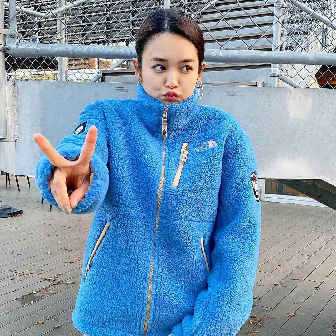 富久美玲のインスタグラム：「_ . 🆕 ずっとノースの欲しくて良いのに全く 巡りあえんかったんだけれども このフリース可愛いすぎる＼(^o^)／ . 何といっても色味が120点💙 . お気に入り🐶ヘビロテ即確定〜！！！ . @whitelabelcollection  ▷Sサイズ .  #私服#身長152cm#mireistylecode#ootd#フリース#thenorthface#whitelabel」