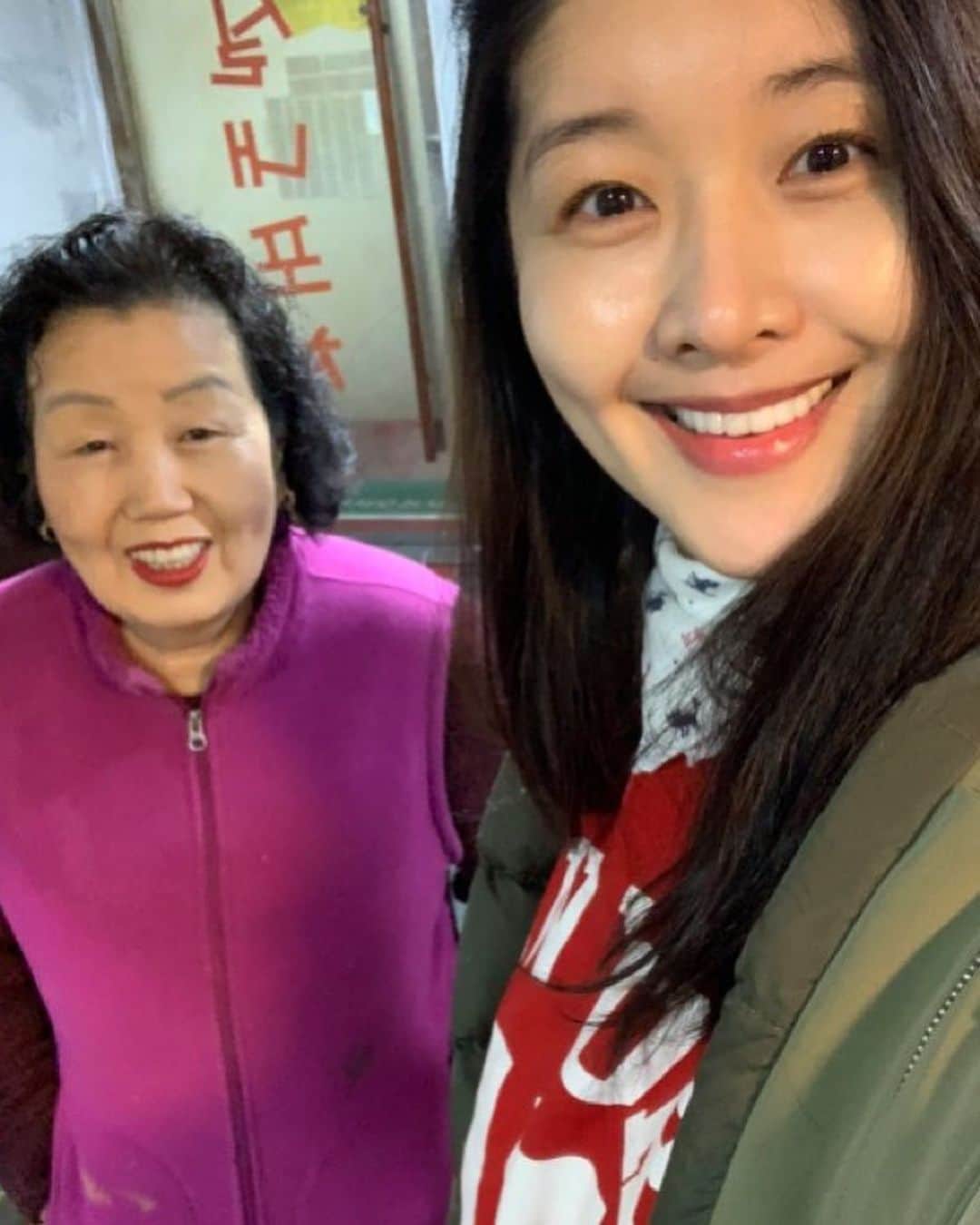 キム・ビヌさんのインスタグラム写真 - (キム・ビヌInstagram)「날씨가 너무 추워서 핫팩 하나 주머니에 넣고  배에 한개 붙히고 손에 하나쥐고 잠시 미팅가요 #어쩔수없는애줌마  옛날에 이날씨에 스타킹도 안신고 맨다리에 짧은치마 입고 나가면 엄마가 추워 두드러기도 잔득 나는애가 어딜그러고 나가냐고 미친x이라 했는데 .. 나중에 우리율이가 이날씨에 그러고 나가면 저도 똑같이 욕할것... 같은 생각이 😜😜  엄마가 되고나니 자꾸만 울엄마가 나를 키웠을때 이런마음이었을까 .. 하는 마음에 생각들이 많아지네요  #철든거는 아닌것 같구요 👉🏻🙄👈🏻 날씨가 추우면 우리엄마가게에 수도가 얼어서 수도관이 터져 매년 엄마가 고생한 기억이 나서그런지 추우면 생각을 안하려 해도 저절로 그런그런 생각들이 나요 . 이따 엄마가 일어날 시간에 전화 한통 해봐야겠어요 😍  맛나는 점심 드시고 몸은 추워도 우리 마음만은 따뜻하게 살아요 ❤️  #사랑하며살아유  #애둘맘  #보고싶은장용숙 #울엄마」1月6日 12時49分 - binwoos