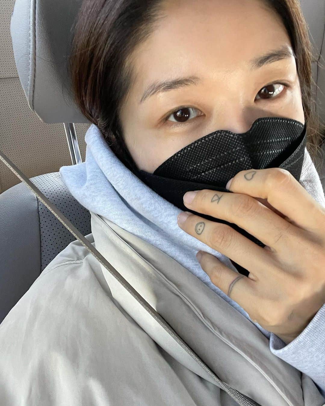 キム・ビヌさんのインスタグラム写真 - (キム・ビヌInstagram)「날씨가 너무 추워서 핫팩 하나 주머니에 넣고  배에 한개 붙히고 손에 하나쥐고 잠시 미팅가요 #어쩔수없는애줌마  옛날에 이날씨에 스타킹도 안신고 맨다리에 짧은치마 입고 나가면 엄마가 추워 두드러기도 잔득 나는애가 어딜그러고 나가냐고 미친x이라 했는데 .. 나중에 우리율이가 이날씨에 그러고 나가면 저도 똑같이 욕할것... 같은 생각이 😜😜  엄마가 되고나니 자꾸만 울엄마가 나를 키웠을때 이런마음이었을까 .. 하는 마음에 생각들이 많아지네요  #철든거는 아닌것 같구요 👉🏻🙄👈🏻 날씨가 추우면 우리엄마가게에 수도가 얼어서 수도관이 터져 매년 엄마가 고생한 기억이 나서그런지 추우면 생각을 안하려 해도 저절로 그런그런 생각들이 나요 . 이따 엄마가 일어날 시간에 전화 한통 해봐야겠어요 😍  맛나는 점심 드시고 몸은 추워도 우리 마음만은 따뜻하게 살아요 ❤️  #사랑하며살아유  #애둘맘  #보고싶은장용숙 #울엄마」1月6日 12時49分 - binwoos