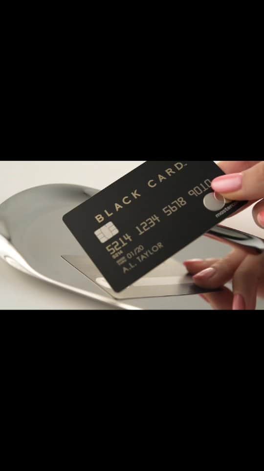 のインスタグラム：「金属製クレジットカードを置いてみたら‥ 音アリで再生してみてください👀  #ラグジュアリーカード」