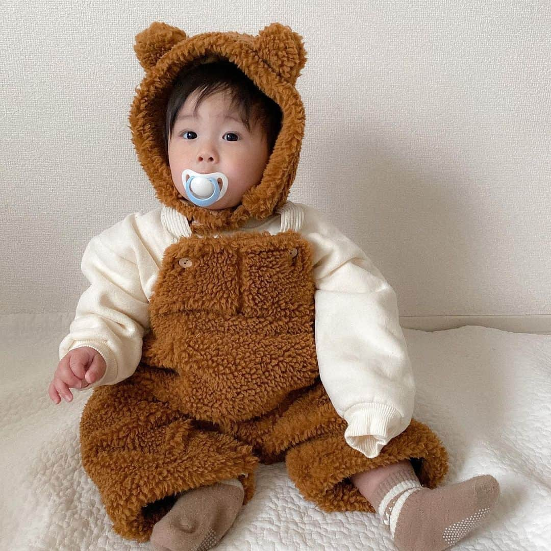 baby.maiさんのインスタグラム写真 - (baby.maiInstagram)「. . りくクマ🐻可愛い💗 どの顔もちょっと表情が違うくて 選びきれず4枚くっつけた✌🏽 . この服サロペやねんけど クマの帽子もセットやねん🤎 これ着たら絶対可愛いやろな〜って 想像してたけど、想像超えたよね。 ちなみに @rilly_select で買ったよ〜🛒 . . #クマさん #ベビー服 #可愛すぎる」1月6日 12時52分 - maixxaloha