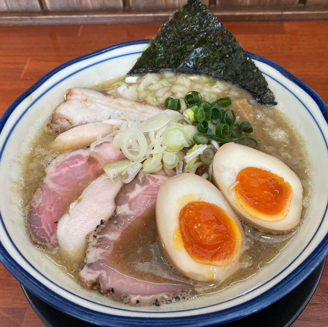 のインスタグラム：「気仙沼「まるき」の特製煮干そば。  美味しかった〜✨  宮城県で1、2を争う美味しいラーメンだと思っています！」