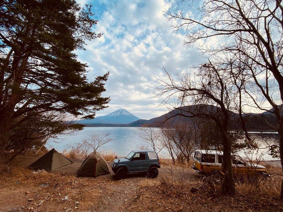 じゅんいちダビッドソンさんのインスタグラム写真 - (じゅんいちダビッドソンInstagram)「久々に富士山おがんできた🗻 極寒対策していくもやや寒さまし。 #mtfuji #camping #outdoor #outdoors #carcustom #焚火会 #キャンプ #富士山 #本栖湖 #thebestview #そのうちちゃんねるダビッドソンで #landscape」1月6日 12時58分 - 0204junich_davidson_official