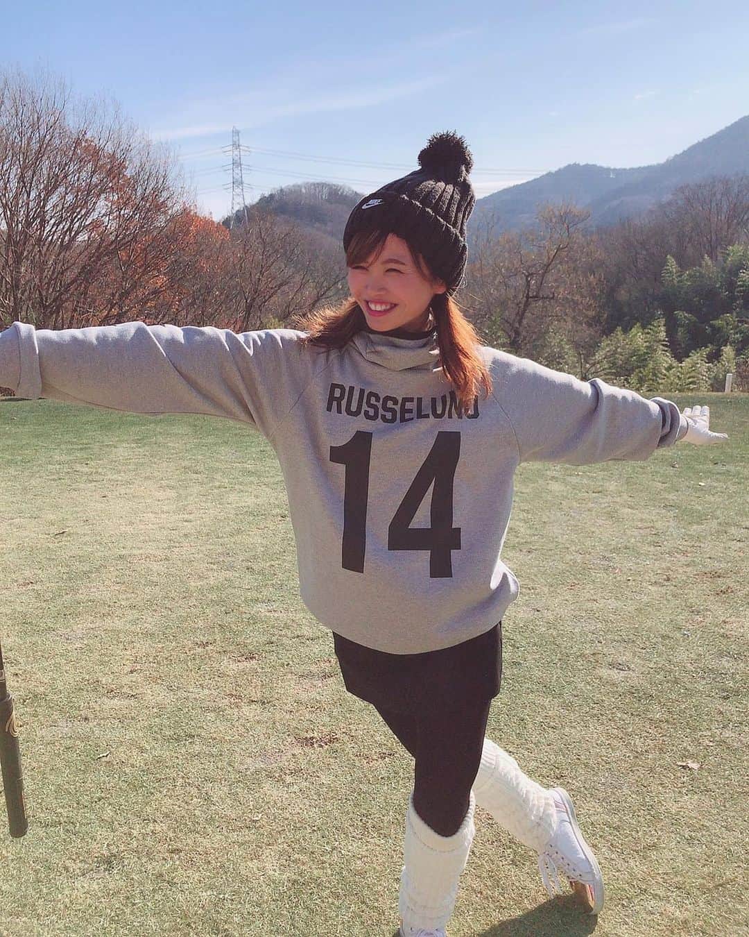 のインスタグラム：「あけましておめでとうございます🎍🎌﻿ ﻿ 今年も沢山沢山沢山笑って﻿ 1年過ごせますように☺️﻿ ﻿ 皆様にとっても良い1年となりますように🙏💫﻿ ﻿ 2021年の初打ちはこのシューズで😍﻿ ﻿ @azasgolf のオーダーシューズ﻿ 最高で👟また作ってしまた❤️﻿ 今回はピンクゴールド🤤﻿ 新しいシューズは気分があがるなー🥰﻿ ﻿ この冬はスイング固めるぞー✊﻿ ﻿ 改めまして﻿ 2021年も﻿ 沢山﻿ よろしくお願いしますねー🤲😍﻿ ﻿ #ゴルフ好き #ゴルフ #ゴルフラウンド #ゴルフ女子 #ゴルフ上手くなりたい #ゴルフスイング #ゴルフスイング動画 #ゴルフコーデ #ゴルフ男子 #ゴルフ好きな人と繋がりたい #ゴルフバカ #ゴルフ好きな人と仲良くなりたい #ゴルフウェア #ゴルフ記録 #ファッション #おしゃれさんと繋がりたい #お洒落 #ゴルジョ #スポーツ好き #スポーツコーデ  #golf #golfstagram #golfwear #golfgirl #golfswing #골프여자#골프스타그램 #골프 #골프웨어」